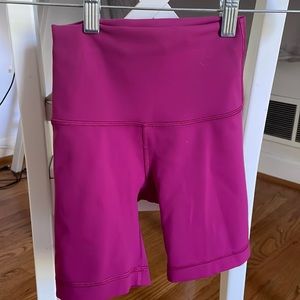 Lululemon WunderTrain Short Size Zero - raspberry color